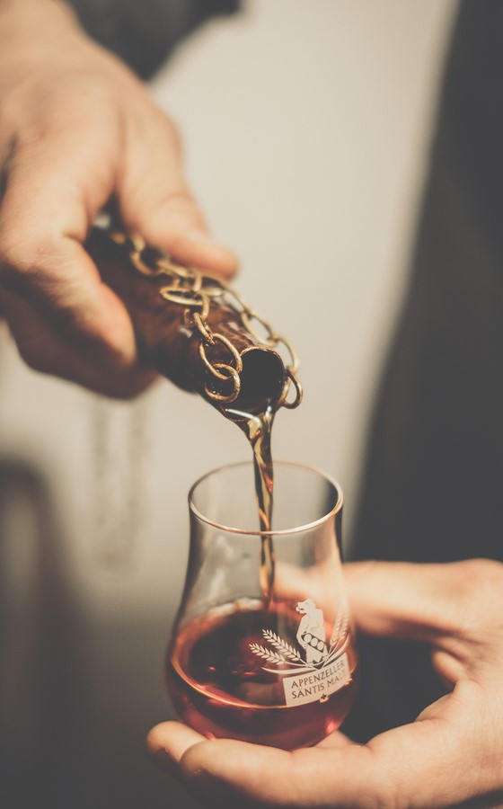 Die ältesten Whisky der Brauerei Locher stammen von 2003. Erst seit 1999 ist die Herstellung von Whisky in der Schweiz wieder erlaubt.