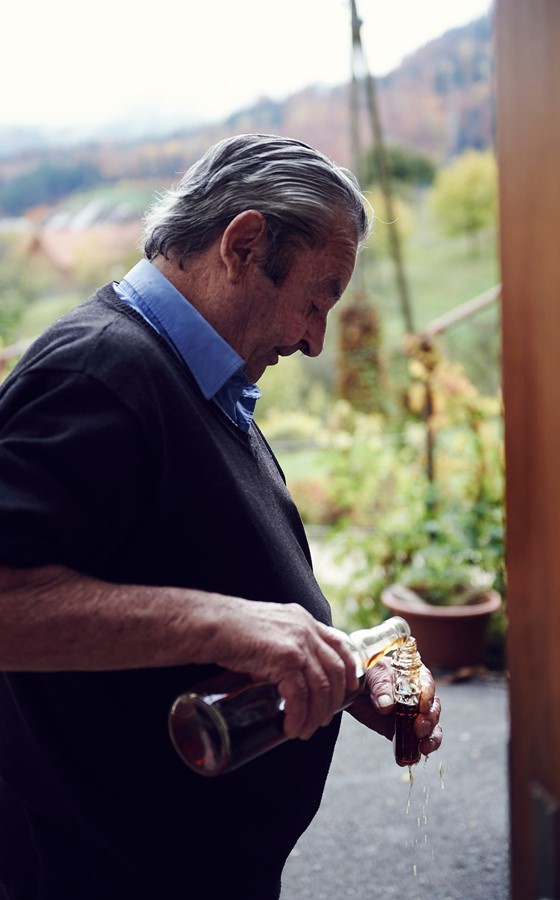 Ernst Bader aus Lauwil brannte vor 16 Jahren den ersten Schweizer Whisky.