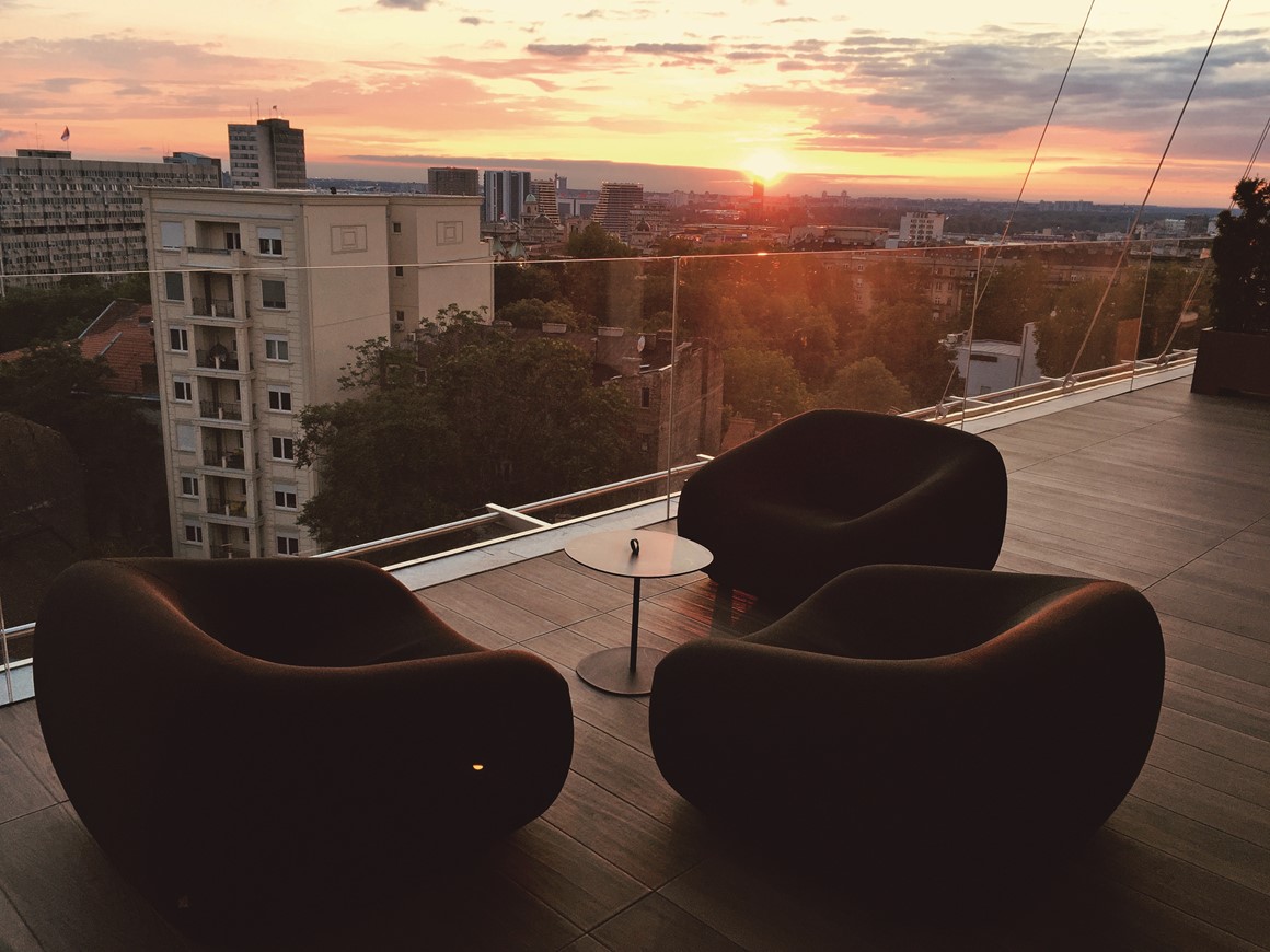 Die Sky Lounge des Hilton-Hotels Belgrade garantiert eine unverstellte Sicht auf die Stadt.