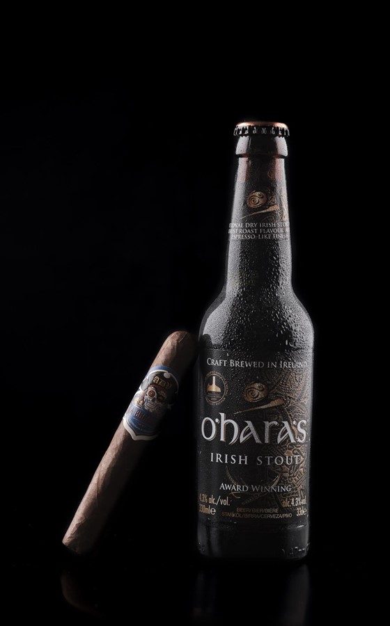 «Zur Bucanera empfiehlt sich ein Irish Stout von O’Hara. Die Schokoladenaromen der Zigarre treffen dabei auf die sehr typischen Noten dieses Biers – nämlich Bitterkaffee und Bitterschokolade.»