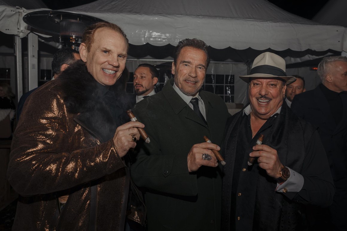 tarkes Bündnis unter Freunden: Daniel Marshall bei der Premiere seiner Jubiläumszigarre mit Arnold Schwarzenegger und Carlos Fuente in Kitzbühel im Januar 2020