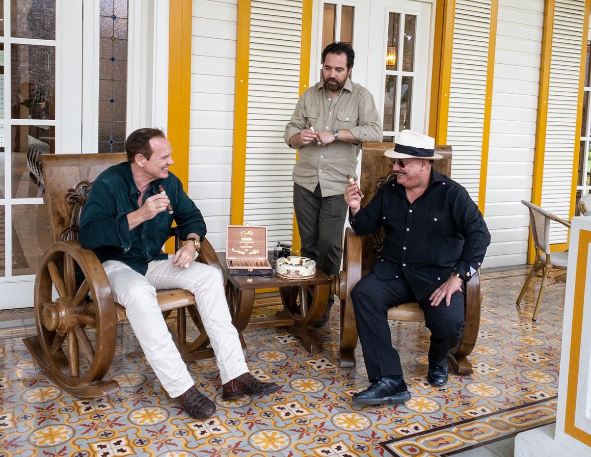 Geniessen zusammen eine DM XXXVIII by Carlos Fuente: Daniel Marshall mit Carlos Fuente (rechts) und Ciro Cascella, Präsident der Arturo Fuente Cigar Factory