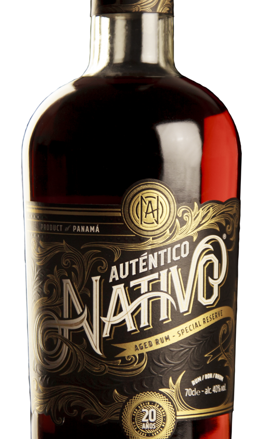 Der Rum Auténtico Nativo 20 Años aus Panama  fügt sich mit seiner frischen Zuckerrohrsüsse elegant  zu den Aromen der Zigarre. Das passt.