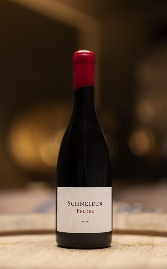 Pinot noir Schneider Felder 2020 – Vielschichtig und kompakt, gut eingebundene Tannine. Bereits erstaunlich elegant für sein Alter. Jahresproduktion: 800 Flaschen.