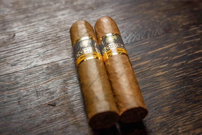 Die gefälschte Cohiba Medio Siglo (links) erkennt man am fehlenden Relief im Cohiba-Schriftzug. 