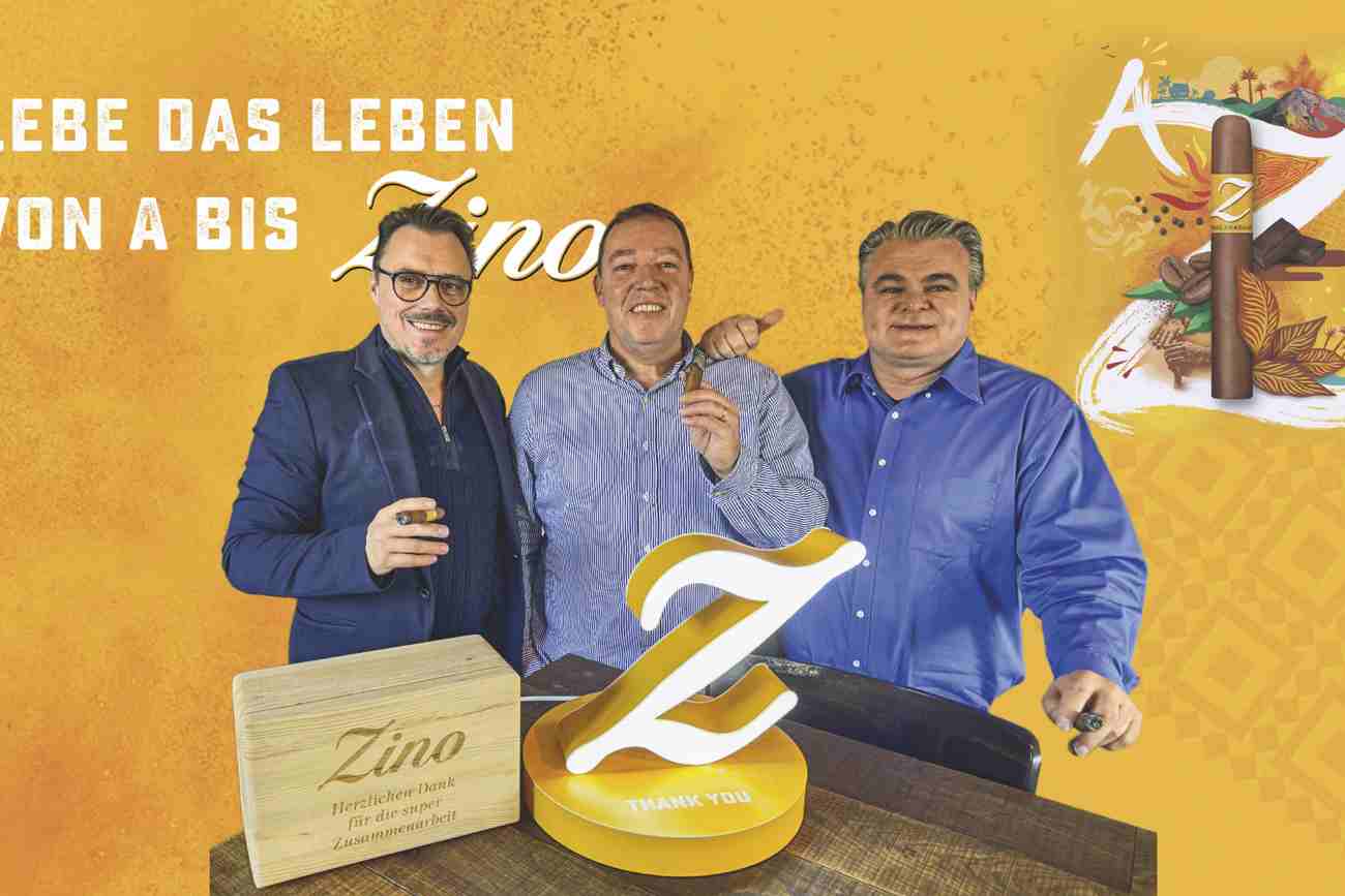 Nehmen Andreas Niederberger von Don Tabaco in die Mitte: Enrico Gunde und Roland Lüthi von Oettinger Davidoff