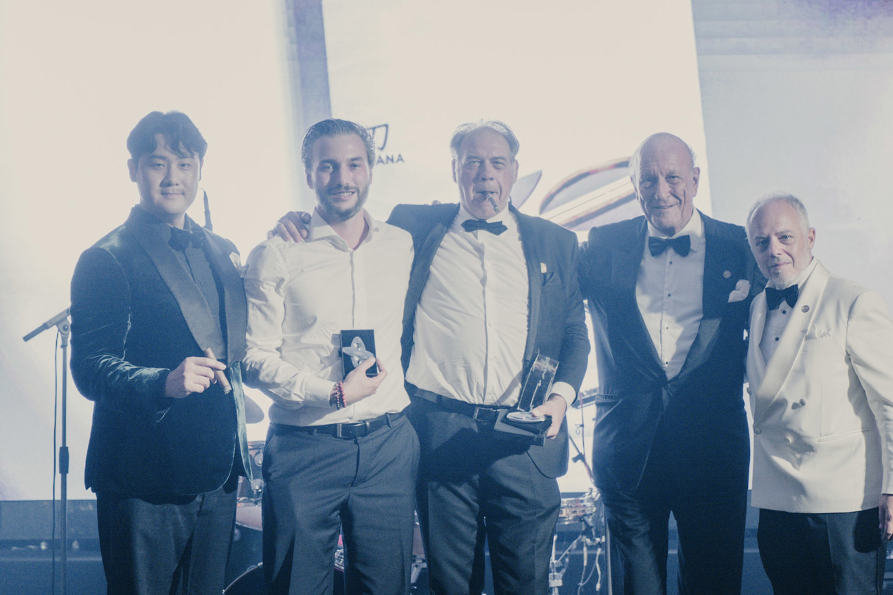 Die Schweizer Delegation freut sich über den Award für die beste Prequalifikation.