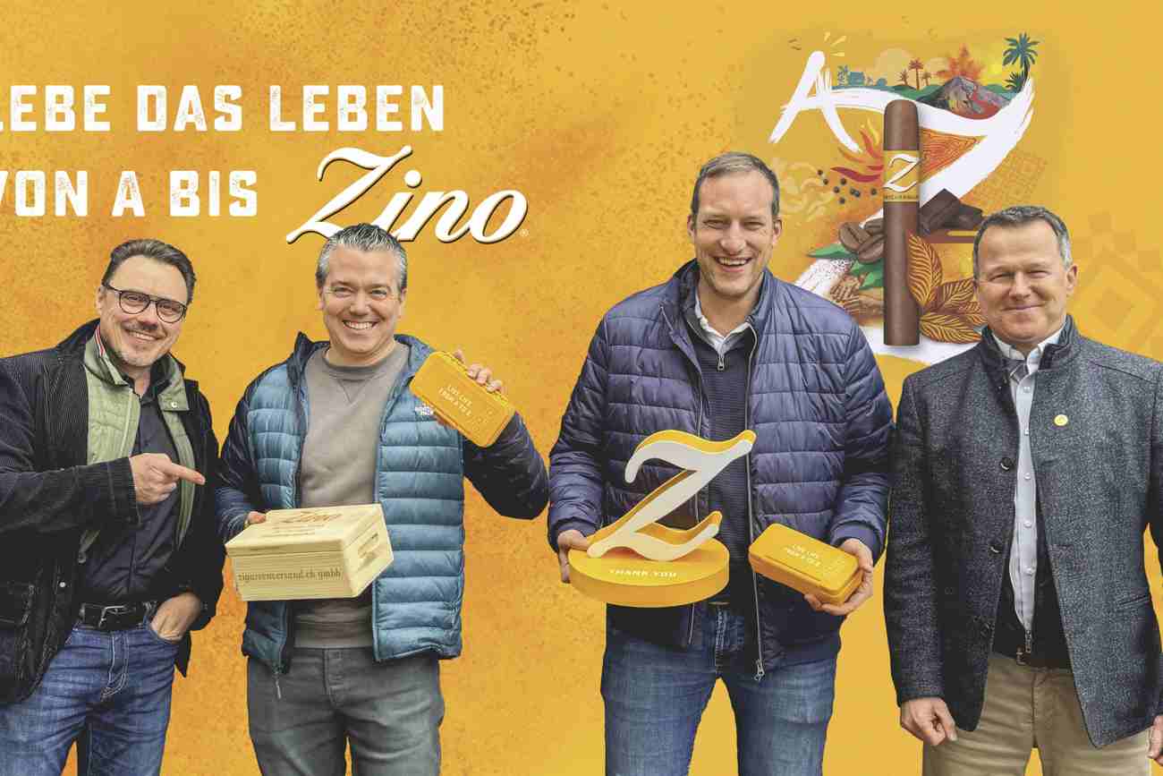 Freuen sich über die Trophy (v.r.n.l.): Martin Kocsi (Oettinger Davidoff), Christian Scheuermann und Philipp Schenker vom Zigarrenversand und Enrico Gunde