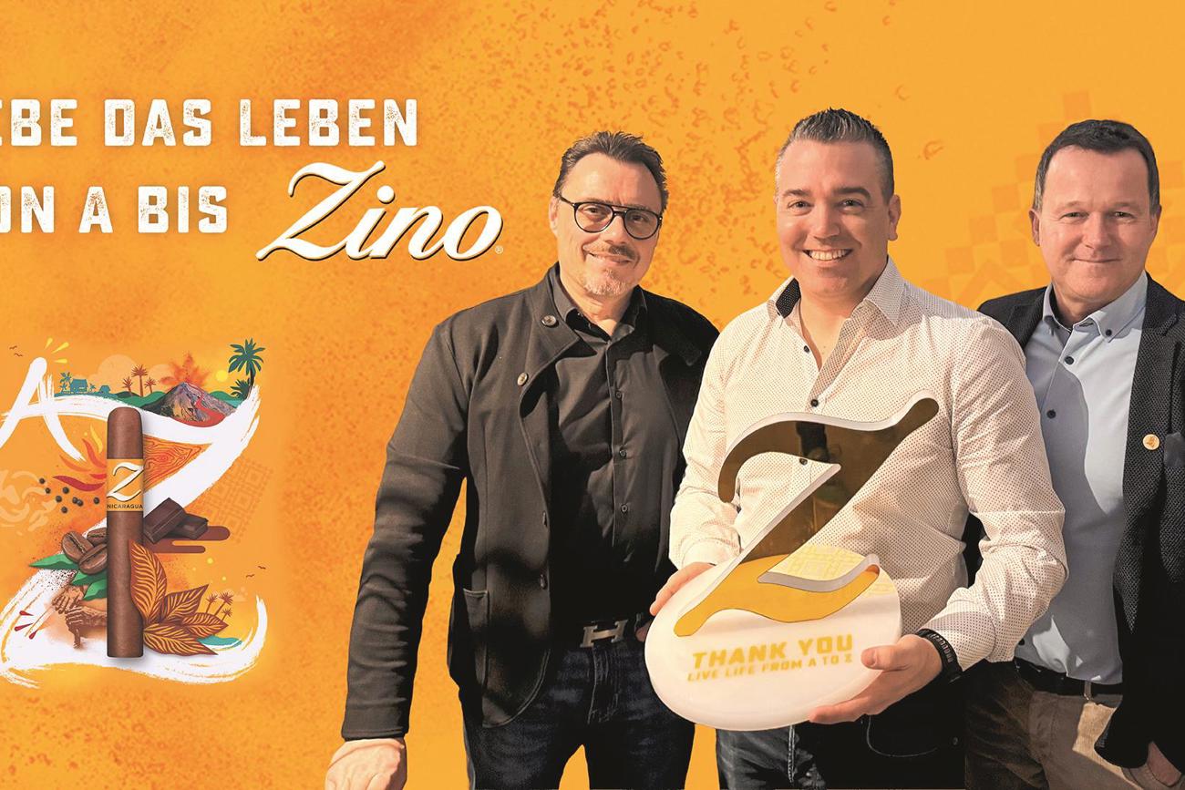 Freuen sich über die Trophy: Enrico Gunde, Philipp Schenker vom Zigarrenversand und Martin Kocsi von Oettinger Davidoff